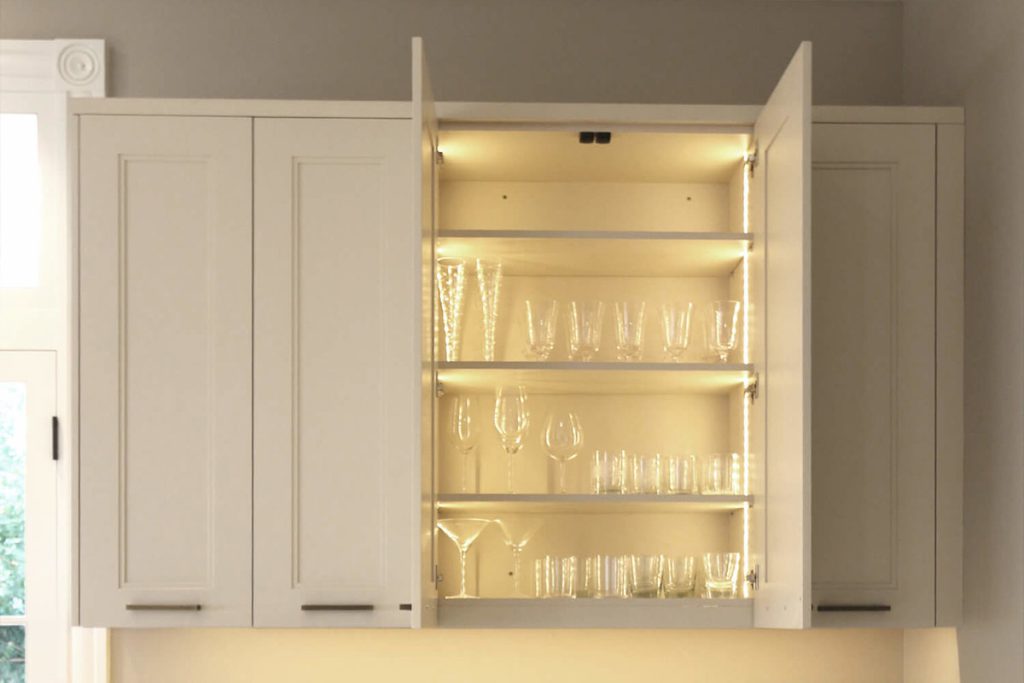 ایده نورپردازی داخل کابینت آشپزخانه