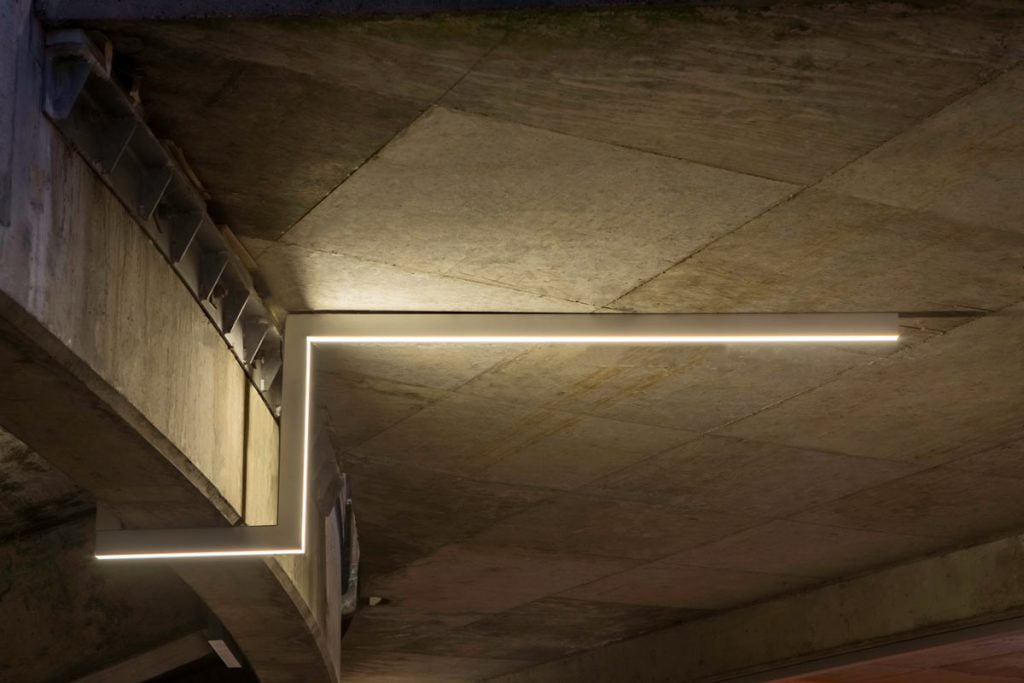 نصب چراغ خطی روکار یا لاین نوری روکار